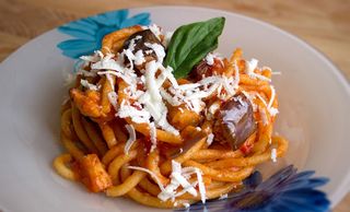 Maccheroni di pasta fresca alla norma