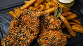 Șnițel de pui în crustă de semințe