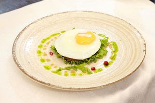 Бифштекс с яйцом