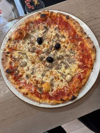 Pizza Funghi + gratis piće