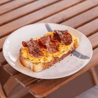 Torrada com Ovos Mexidos e Bacon