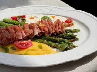 Аспарагус з мортаделою та соусом голландез