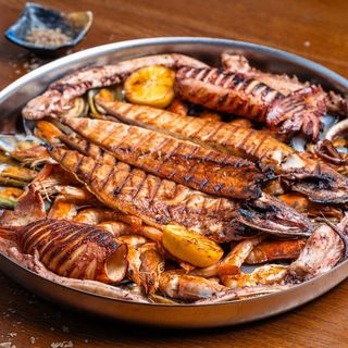 Platou Mixt Grill (4-6 persoane) + 1 sticla Aerosoli Feteasca