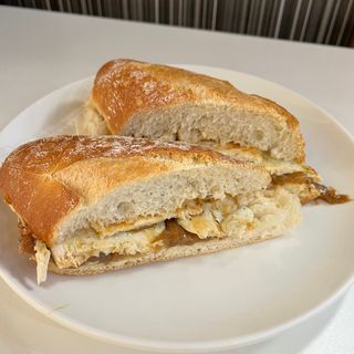 Bocadillo De Pechuga De Pollo Con Cebolla Caramelizada Y Mostaza Miel