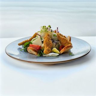 Салата цезар с хрупкаво пиле и печени орехи (450r)