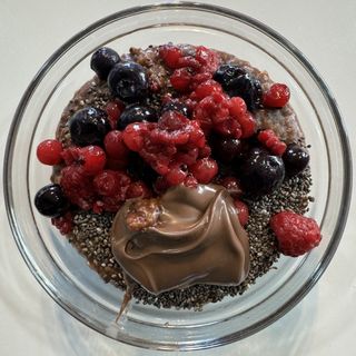 Čokoladna zobena kaša sa šumskim voćem mala