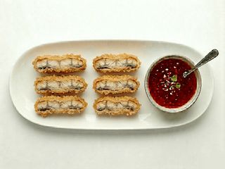 Węgorz w chrupiącej tempurze i panko 6 szt + sos (200g)