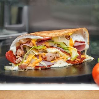 Палачинка с гауда, бекон, картофени пръчици и сос барбекю