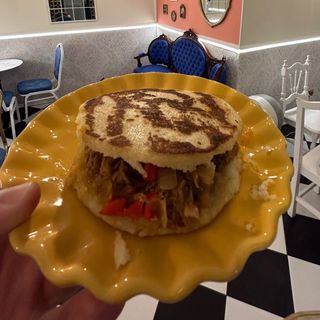 Arepa de Carne mechada
