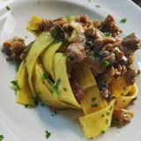 Fettuccine con salsiccia e misto di funghi