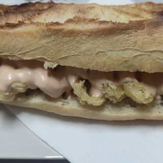 Bocadillo De Calamares Bravo