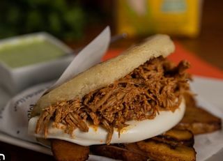Arepa de mechada (1 ud.)