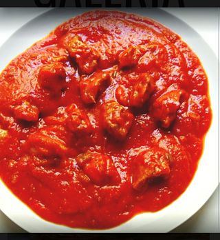 Carne con tomate