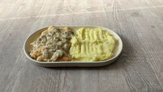 Pileći medaljoni u sosu od šampinjona sa pire krompirom