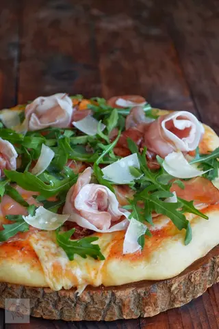 Pizza cu mozzarella, prosciutto si rucola