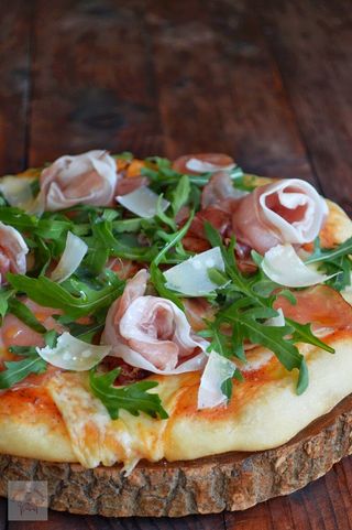 Pizza cu mozzarella, prosciutto si rucola