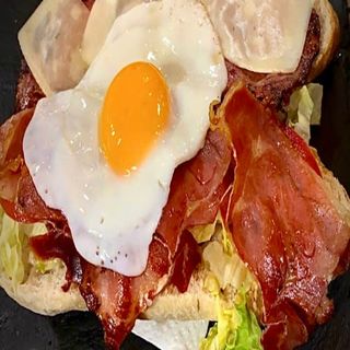 Huevos rotos con jamón y pimientos