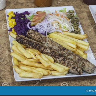 Plato Seekh Kebab Con Patata Y Ensalada
