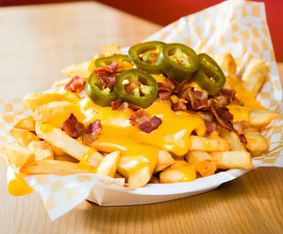 Cartofi prăjiți cu cheddar, bacon și jalapenos