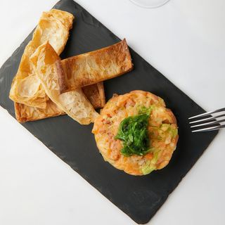 Tartar de salmón, aguacate, alga wakame y pan de cristal