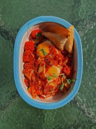 Шакшука з беконом та куркою