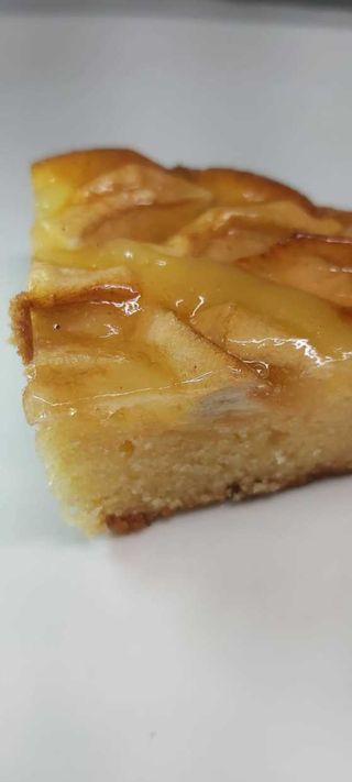 Fetta di torta mele e crema al limone