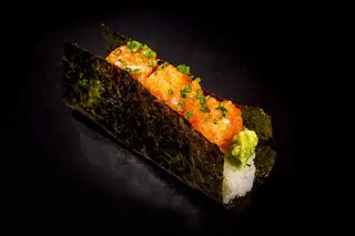 061 Temakizushi spicy salmon