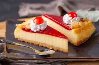 Prăjitura Cheesecake copt cu căpșune