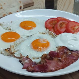 Jaje na oko sa šunkaricom 