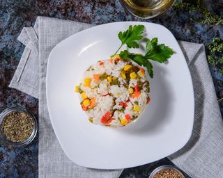 Жареный рис с овощами 