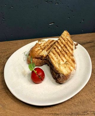 Гарячий сендвіч з індичкою та сиром