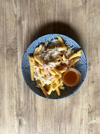 Картопля фрі з сиром та беконом (300/40г)