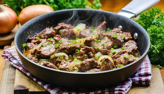 Ficatei de pui cu ceapa la tigaie