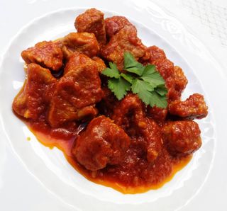 Carne con tomate