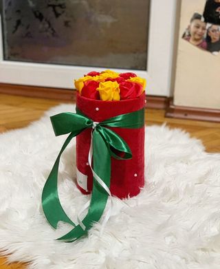 Cutie rotunda  trandafiri rosii si galbeni