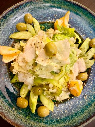 მწვანე სალათა ლიმონის სოუსით