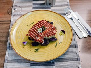 Cotlet de porc la gratar cu cartofi mov si rozmarin