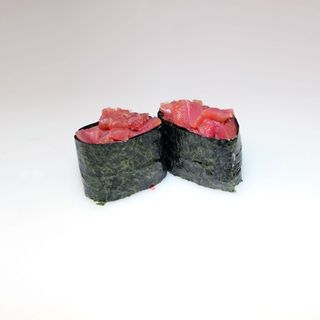 51. Gunkan de atún (2 pzs.)