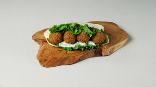 პიტა ფალაფელით ძაძიკის სოუსით