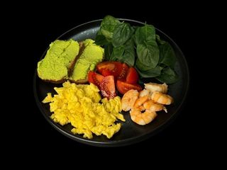 Скрембл з креветками та тостами з авокадо (360г)