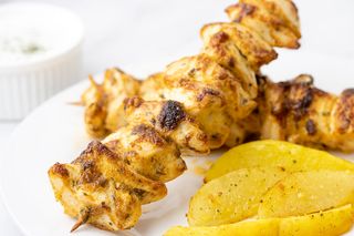 Ražnjići sa pomfritom i lepinjom 