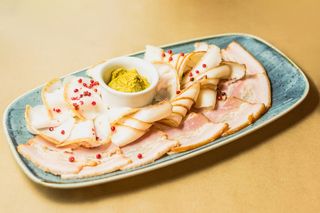 Platou cu slănină cu sos de muștar 