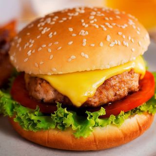 Hamburguesa De Ternera Con Queso Y Ensalada