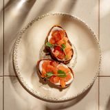 Брускета з лососем