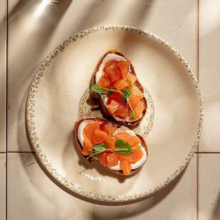 Брускета з лососем