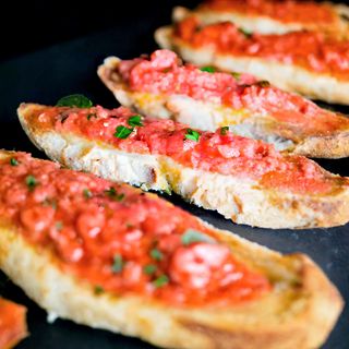 Bruschetta Al Horno: Tomate Ecológico Y Albahaca