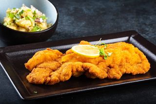 Bečki odrezak od teletine s kremastom krumpir salatom