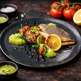 DORADA LA GRATAR CU LEGUME SI PIURE DE MAZARE