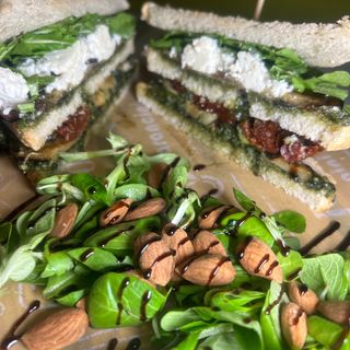 Veggie toast servito con valeriana, mandorle e crema balsamica