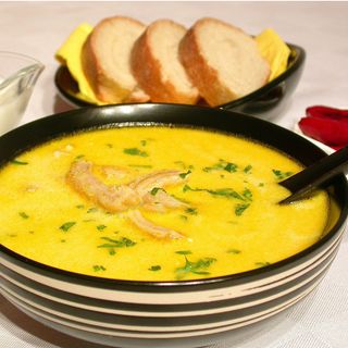 Ciorba de burta cu smantana, ardei iute si paine